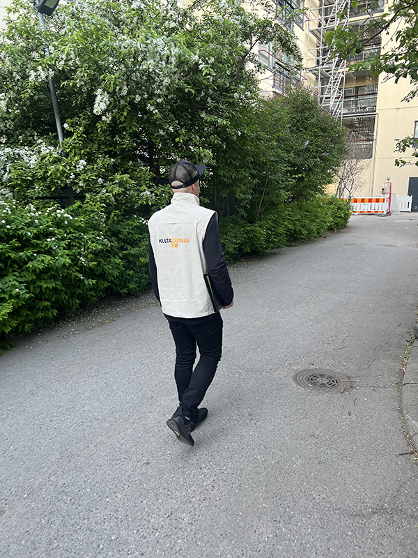 KultaExpress-lähetti saapuu asiakkaan ovelle